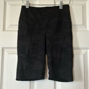 Yogaliclious black camo workout shorts size S